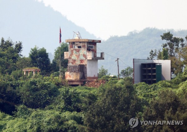  ▲국군이 제작·송출해온 대북 심리전 방송 '자유의 소리' 라디오 방송을 1일부로 전격 중단한 것으로 나타났다. 지난달 31일 경기도 파주시 자유로에서 바라본 북한 초소에 대남 방송 스피커가 설치돼 있다.(사진출처=연합뉴스)