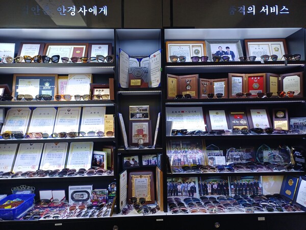  ▲최병갑 장로가 지난 30여 년 간의 봉사활동을 통해 받은 각종 표창과 상패들.ⓒ데일리굿뉴스