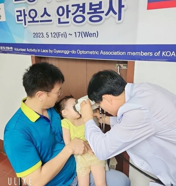  ▲지난 2023년 라오스에서 현지인들을 대상으로 안경 제공 봉사를 하던 최병갑 장로의 모습.ⓒ데일리굿뉴스