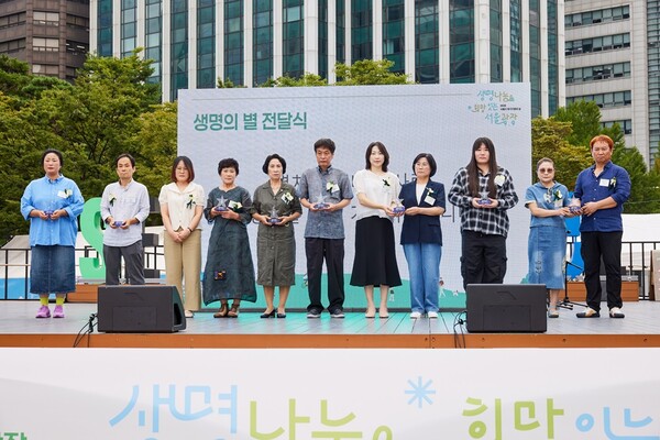  ▲지난 8일 서울광장에서 개최된 ‘제12회 서울시 장기기증의 날 기념행사’에서 장기기증본부가 뇌사 장기기증인 유가족 8가정에 ‘생명의 별’을 전달했다.ⓒ데일리굿뉴스