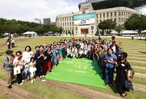  ▲서울광장에서 개최된 '12회 서울시 장기기증의 날 기념행사'에서 주요 기증인 및 가족 등 참여자들이 기념촬영을 하고 있다.ⓒ데일리굿뉴스