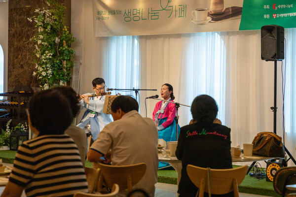  ▲생존 시 신장기증인이자 시조창인 유수복 씨(오른쪽)와 대금연주자 황영달 씨의 시조 공연 모습.ⓒ데일리굿뉴스