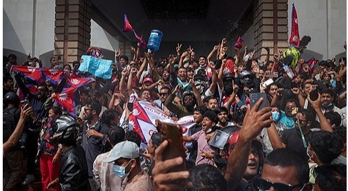 ▲네팔 카트만두 시위대 모습.(사진출처=연합뉴스)