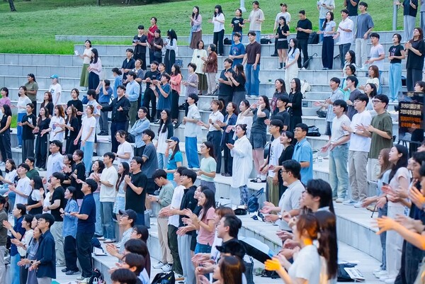 ▲서울대학교 학생들이 2025 2학기 개강예배를 드리는 모습.(사진출처=아이자야씩스티원 인스타그램)