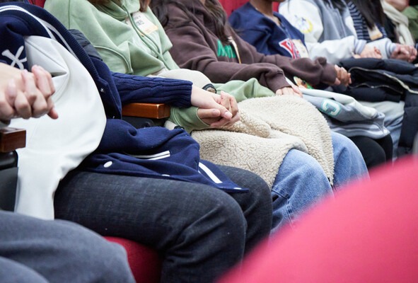 ▲ 기독 대학생들이 손을 잡고 기도하고 있다. ⓒ데일리굿뉴스DB