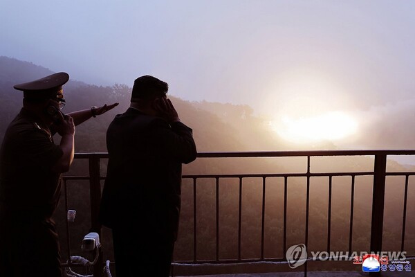 ▲김정은, 대출력 고체엔진시험 참관.(사진출처=연합뉴스)