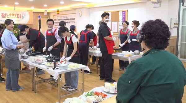 ▲양평동교회와 함께 하는 '퇴근길 청년 한 끼' 현장. ⓒ데일리굿뉴스