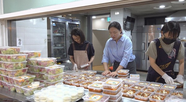 ▲양평동교회 성도들이 도시락 포장을 돕고있다. ⓒ데일리굿뉴스