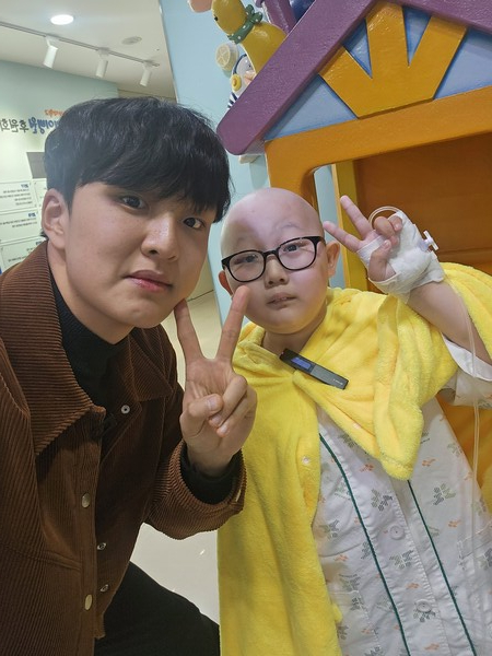  ▲소아암 난치병 투병어린이들에게 희망을 불어넣고 있는 유튜브 채널 '도위시' 운영자 이도열 전도사와 환아의 모습.ⓒ데일리굿뉴스