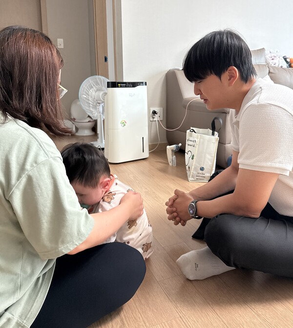  ▲소아암 및 난치병 환아들을 찾아 위로하던 하루의 사역을 마치며 환아들 위해 기도하는 이도열 전도사.ⓒ데일리굿뉴스