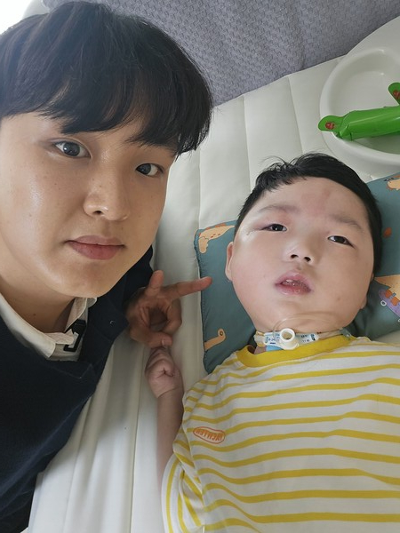  ▲소아암 난치병 투병어린이와 다정하게 기념사진을 찍고 있다.ⓒ데일리굿뉴스