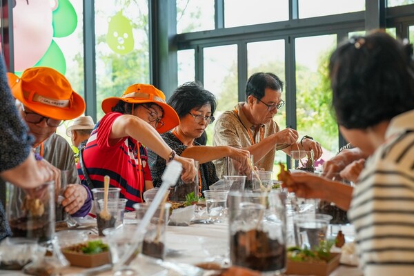  ▲테라리움 만들기 체험 활동에 참여하고 있는 도너패밀리들.ⓒ데일리굿뉴스