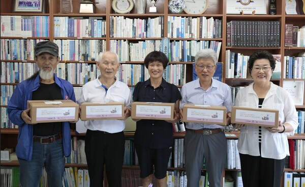  ▲선물을 전달받은 생존 시 신장기증인들.ⓒ데일리굿뉴스