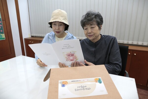  ▲추석선물을 받은 도너패밀리가 장기이식인의 감사 편지를 읽는 모습.ⓒ데일리굿뉴스