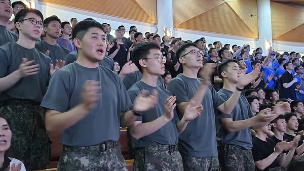 ▲박수치며 찬양하는 기독장병들. ⓒ데일리굿뉴스DB