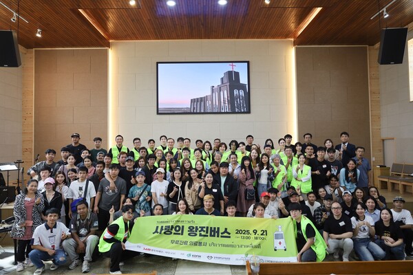  ▲샘복지재단의 ‘사랑의왕진버스 이동진료 서비스’에 참여한 봉사자들과 외국인근로자들이 기념촬영을 하고 있다.ⓒ데일리굿뉴스