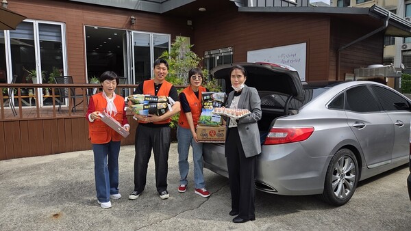  ▲취약계층과 복지기관 등을 방문해 후원물품을 전달하는 희망천사운동본부 자원봉사자들의 모습.ⓒ데일리굿뉴스