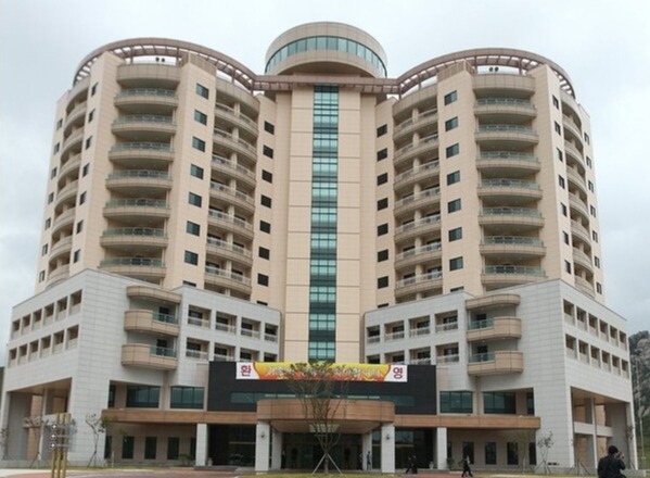 ▲5차례 상봉 무대가 됐던 금강산 이산가족면회소가 최근 철거되고 있다.(사진출처=연합뉴스)