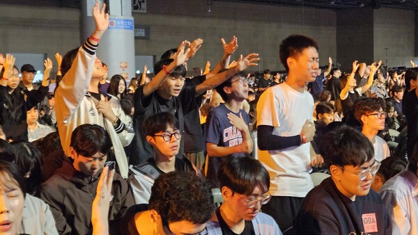 ▲기도하는 참가자들. ⓒ데일리굿뉴스