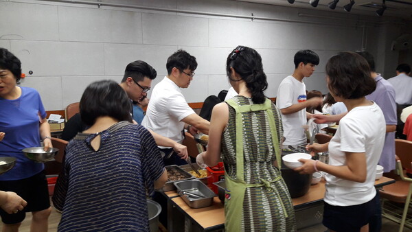  ▲학교폭력 가해·피해 청소년들을 함께 돌보는 ‘위탁형 대안학교’와 ‘희망오름행복학교’를 운영하는 가운데 신예순 사모는 청소년들에게 무료로 식사를 제공하고 있다.ⓒ데일리굿뉴스