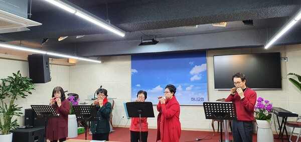  ▲한광수 목사가 시무하는 하나교회는 서울시와 함께 ‘문화 소외계층과 함께하는 행복이음 사업’의 을 시행하고 있다. 사진은 행복이음사업 프로그램 중 하나인 오카리나 동호회 모임 회원들이 연주발표회를 하는 모습.ⓒ데일리굿뉴스