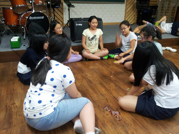  ▲하나복지학교 학생들이 게임을 하고 있다.ⓒ데일리굿뉴스