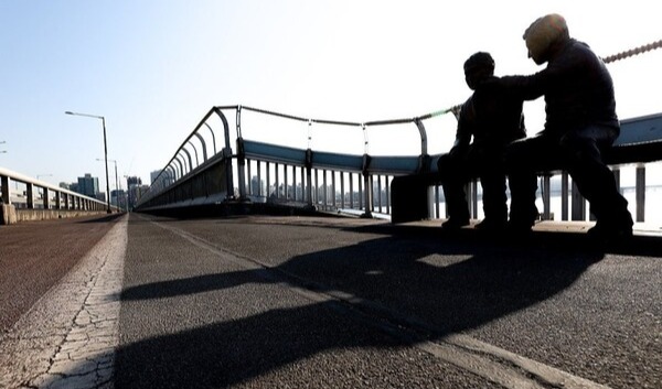 ▲서울 마포대교에 자살 예방을 위한 '한 번만 더' 동상이 설치돼 있다.(사진출처=연합뉴스)