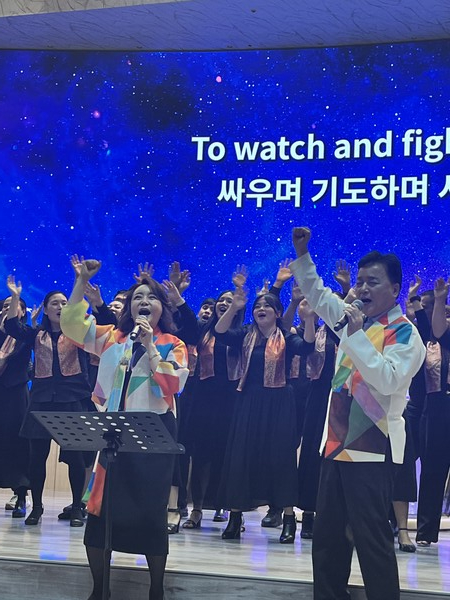  ▲GOODTV 홍보대사 나경화 목사와 이평찬 목사가 은혜로운 찬양으로 열기를 북돋우고 있다.ⓒ데일리굿뉴스