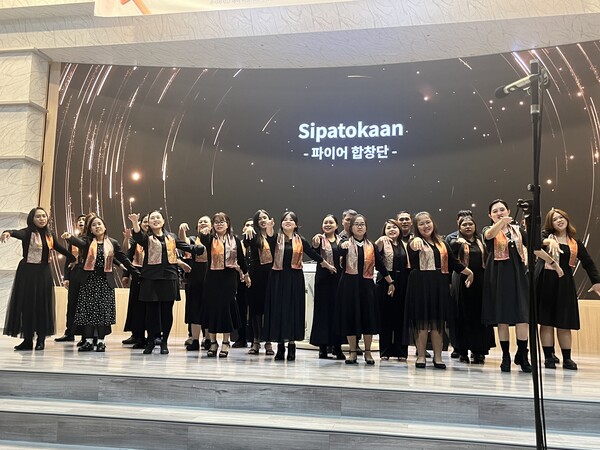  ▲지난 5일 의왕은혜장로교회에서 개최된 인도네시아 파이어 코러스팀 초청 음악회에서 열창하는 합창단원들의 모습.ⓒ데일리굿뉴스