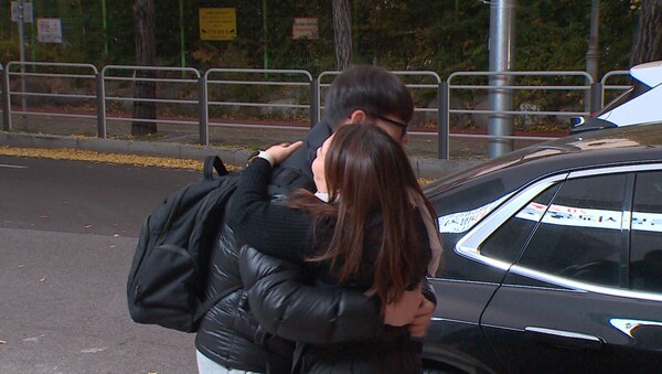 ▲서울 영등포구 여의도고등학교 시험장 앞 포옹하는 모자. ⓒ데일리굿뉴스  