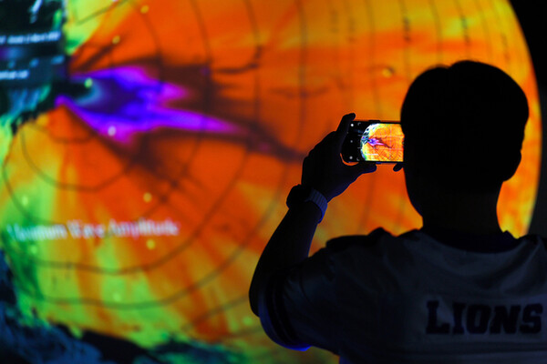 ▲국립대구과학관에서 한 시민이 기후위기가 찾아온 지구를 나타내는 SOS시스템을 살펴보고 있다.(사진출처=연합뉴스)