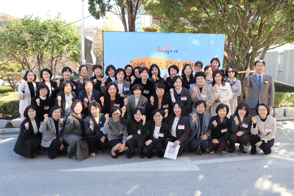 ▲ 임직자들과 함께한 기념사진 ⓒ데일리굿뉴스