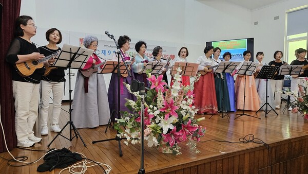  ▲ACC소속 자원봉사자들이 찬양을 하고 있다.ⓒ데일리굿뉴스