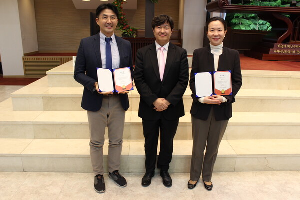  ▲소망교회 온라인 사역 담당 이성민 부목사(가운데) 와 온라인통독 우수통독 수상자들인 이성일 집사(조장, 왼쪽)와 유자은 집사(조장)가 기념사진을 촬영하고 있다.ⓒ데일리굿뉴스