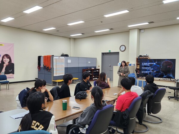  ▲정지윤 박사가 포스텍 조정클럽 선수들에게 '셀프 훈련 방법', '응용 뇌과학 뉴로피드백의 효과성' 등에 대해 특강을 하고 있다.ⓒ데일리굿뉴스