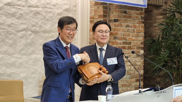 ▲권순웅 직전 대표회장(왼쪽)과 이선 신임 대표회장. ⓒ데일리굿뉴스 