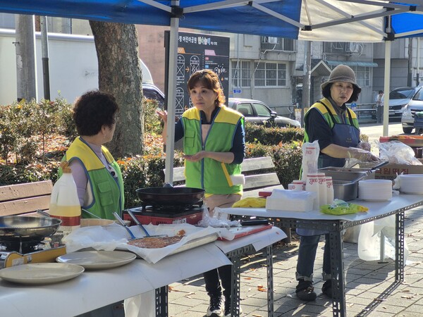  ▲안산평화교회 성도들이 이웃사랑 나눔잔치에서 봉사를 하고 있다.ⓒ데일리굿뉴스 