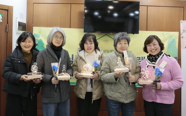  ▲장기기증본부의 제5회 심리지원 프로그램 수료식에서 수료자들이 기념사진을 촬영하고 있다.ⓒ데일리굿뉴스