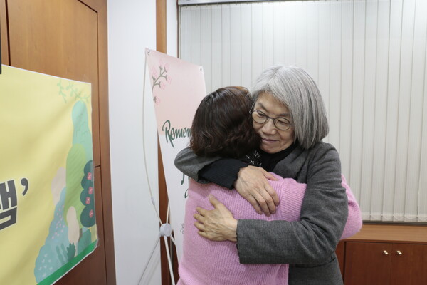  ▲도너패밀리를 위한 ‘심리지원 프로그램’ 수료식에서 이혜란 센터장과 포옹을 나누는 도너패밀리 허만임 씨.ⓒ데일리굿뉴스