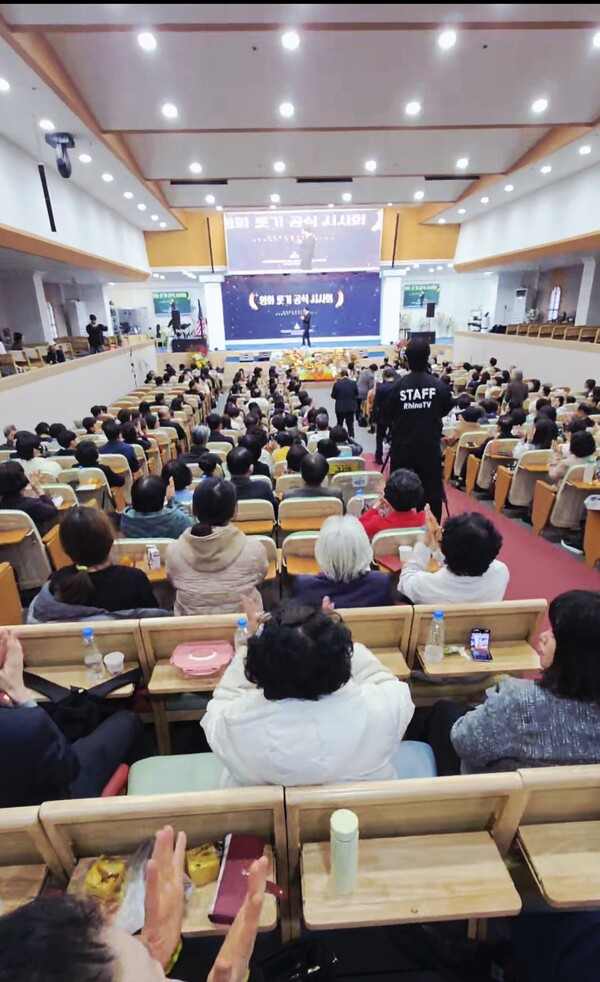  ▲ 영화 ‘룻기’ 시사회를 함께 한 서울 김포영광교회 성도들의 뜨거운 예배 현장.ⓒ데일리굿뉴스