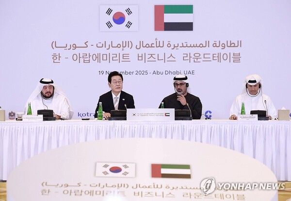  ▲아랍에미리트(UAE)를 국빈 방문 중인 이재명 대통령이 19일(현지시간) 아부다비의 한 호텔에서 열린 한-UAE 비즈니스 라운드테이블에서 발언하고 있다. 왼쪽부터 알 스와이디 투자부 장관, 이재명 대통령, 칼리드 왕세자, 칼둔 칼리파 알 무바라크 아부다비 행정청장.(사진출처=연합뉴스)