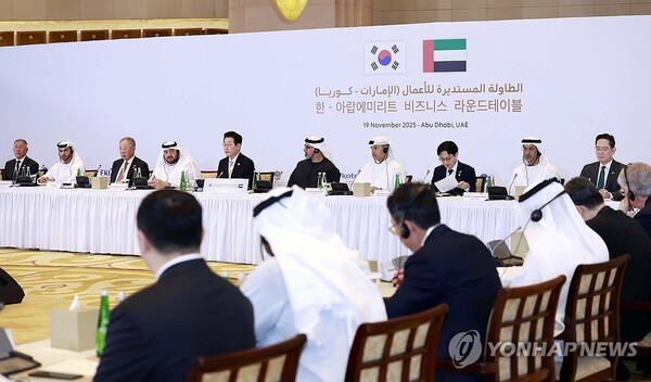  ▲아랍에미리트(UAE)를 국빈 방문 중인 이재명 대통령이 19일(현지시간) 아부다비의 한 호텔에서 열린 한-UAE 비즈니스 라운드테이블에서 발언하고 있다.(사진출처=연합뉴스)ⓒ데일리굿뉴스