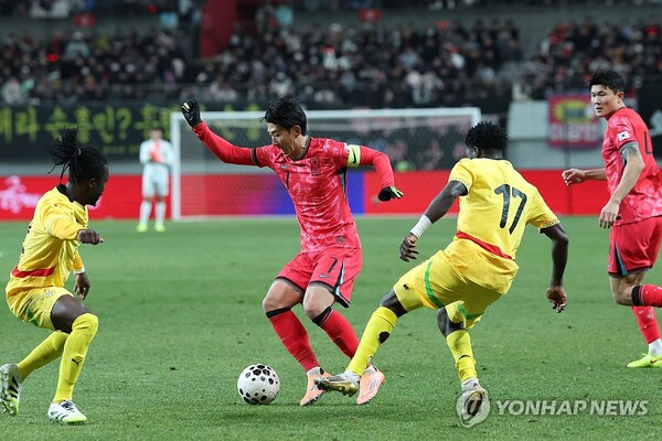 ▲18일 서울 마포구 서울월드컵경기장에서 열린 남자축구 국가대표 A매치 평가전 대한민국과 가나의 경기에서 손흥민이 드리블을 하고 있다.(사진출처=연합뉴스)