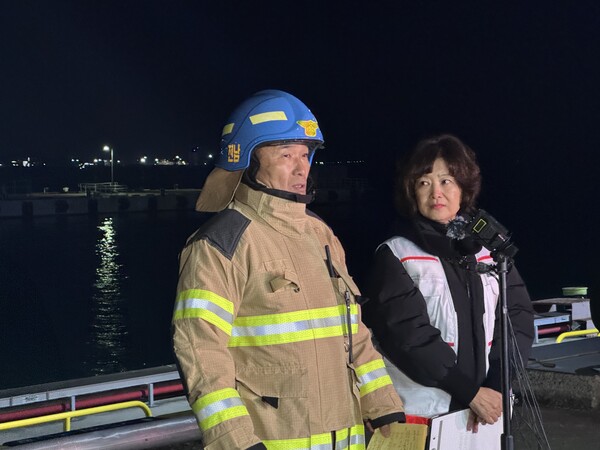 ▲ 구조대가 사고 현황을 브리핑하고 있다.  ⓒ데일리굿뉴스