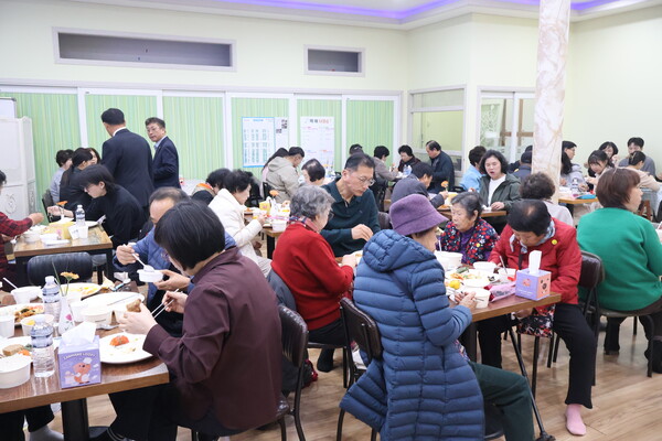 ▲ 초청받은 새신자들과 교제를 나누는 모습. ⓒ데일리굿뉴스