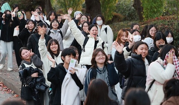 ▲'해방이다!'. 2026학년도 대학수학능력시험일인 13일 경기 수원시 팔달구 영복여자고등학교에서 시험을 마친 수험생들이 시험장을 나서고 있다. (사진 = 연합)