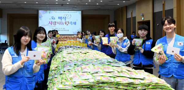 ▲참가자들은 총 400개의 생필품 선물상자를 제작하고, 상자마다 직접 손편지를 넣어 따뜻한 마음을 전했다.(백석대 제공)