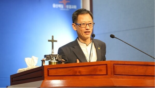 ▲교회에서 간증하고 있는 박에녹 목사.(본인제공)