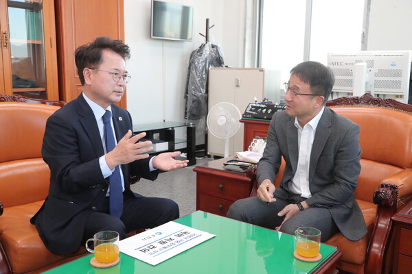 ▲ 육동한 시장이 한병도 예결위원장을 만나고 있다. (출처=춘천시)