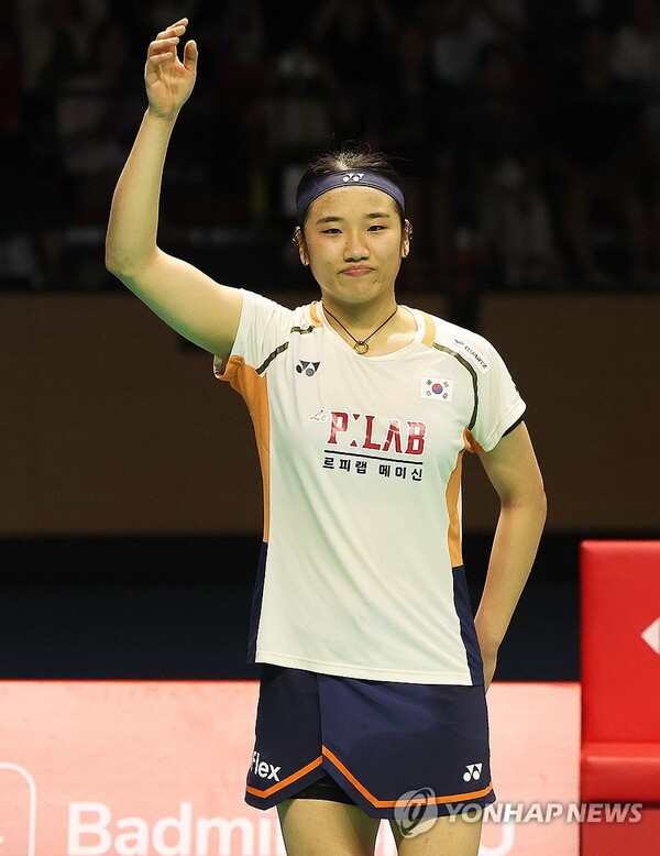 ▲안세영이 28일 경기도 수원체육관에서 열린 세계배드민턴연맹(BWF) 월드투어 슈퍼 500 코리아오픈 여자단식 결승에서 일본 야마구치 아카네에 패하며 준우승을 차지한 후 팬들에게 인사하고 있다.(사진출처=연합뉴스)